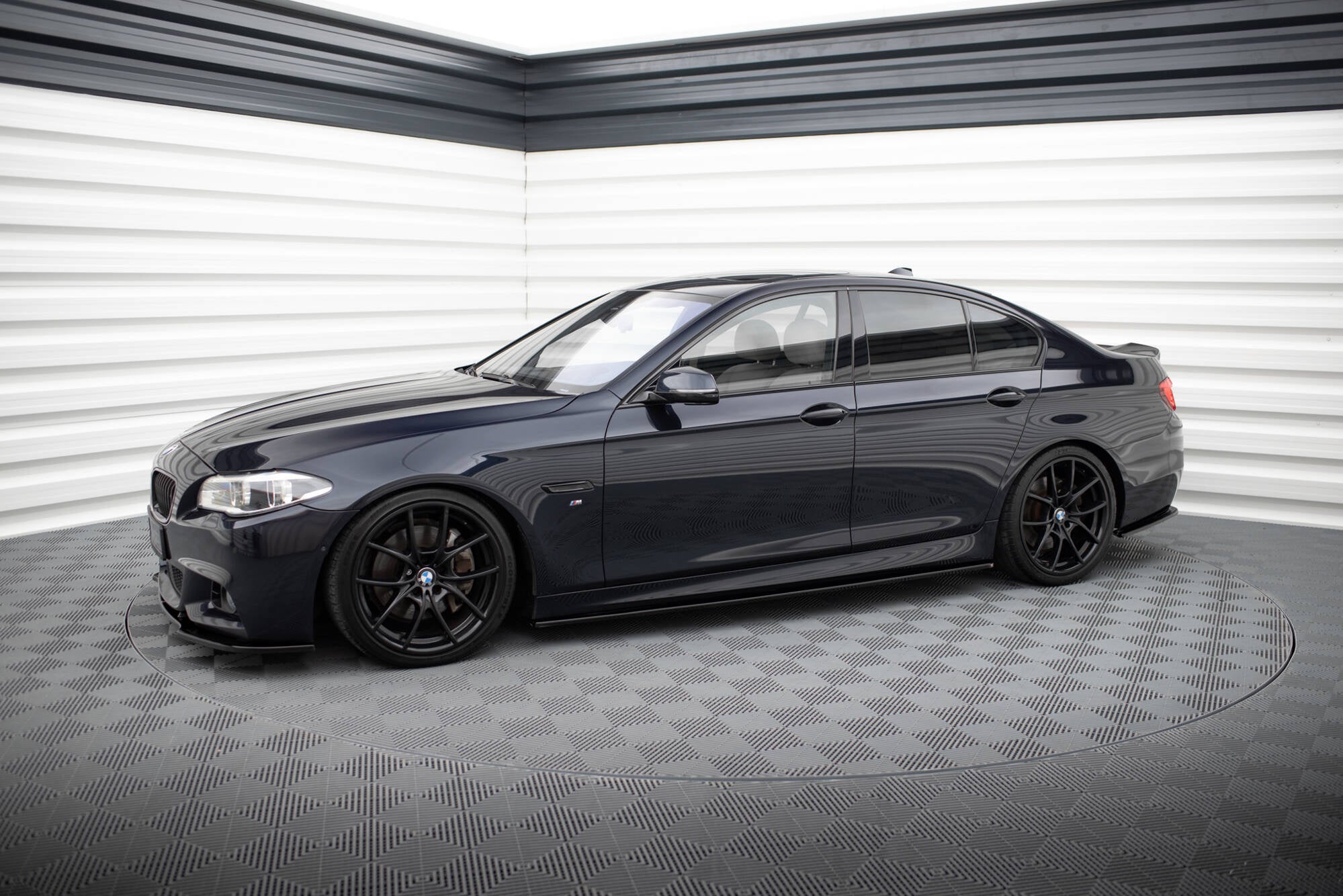 pol pl dokladki progow bmw 5 f10 f11 m power m pack 126 3.jpg pol pl dokladki progow bmw 5 f10 f11 m power m pack 126 3.jpg