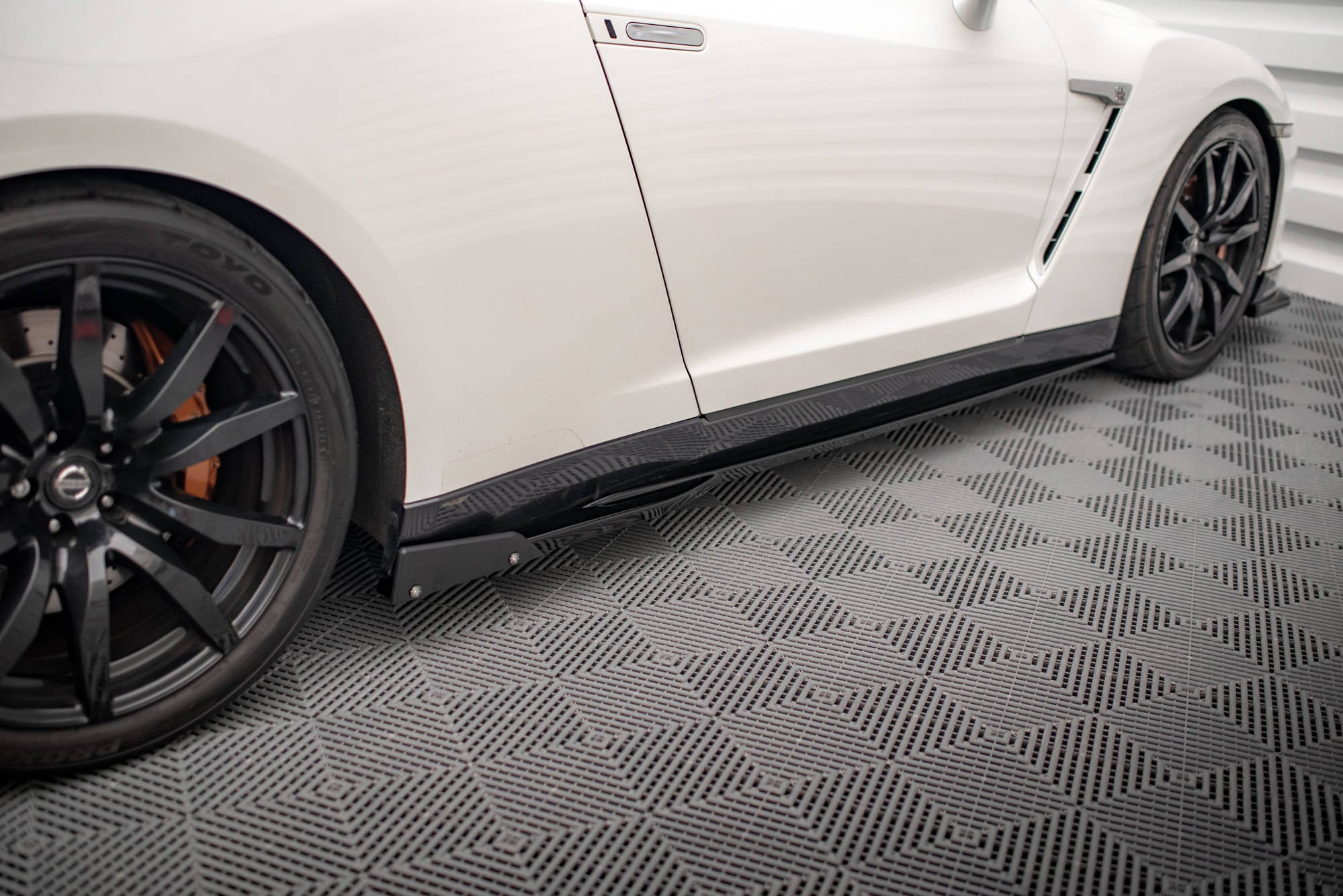 pol pl dokladki progow flaps nissan gtr r35 facelift 16902 4.jpg pol pl dokladki progow flaps nissan gtr r35 facelift 16902 4.jpg