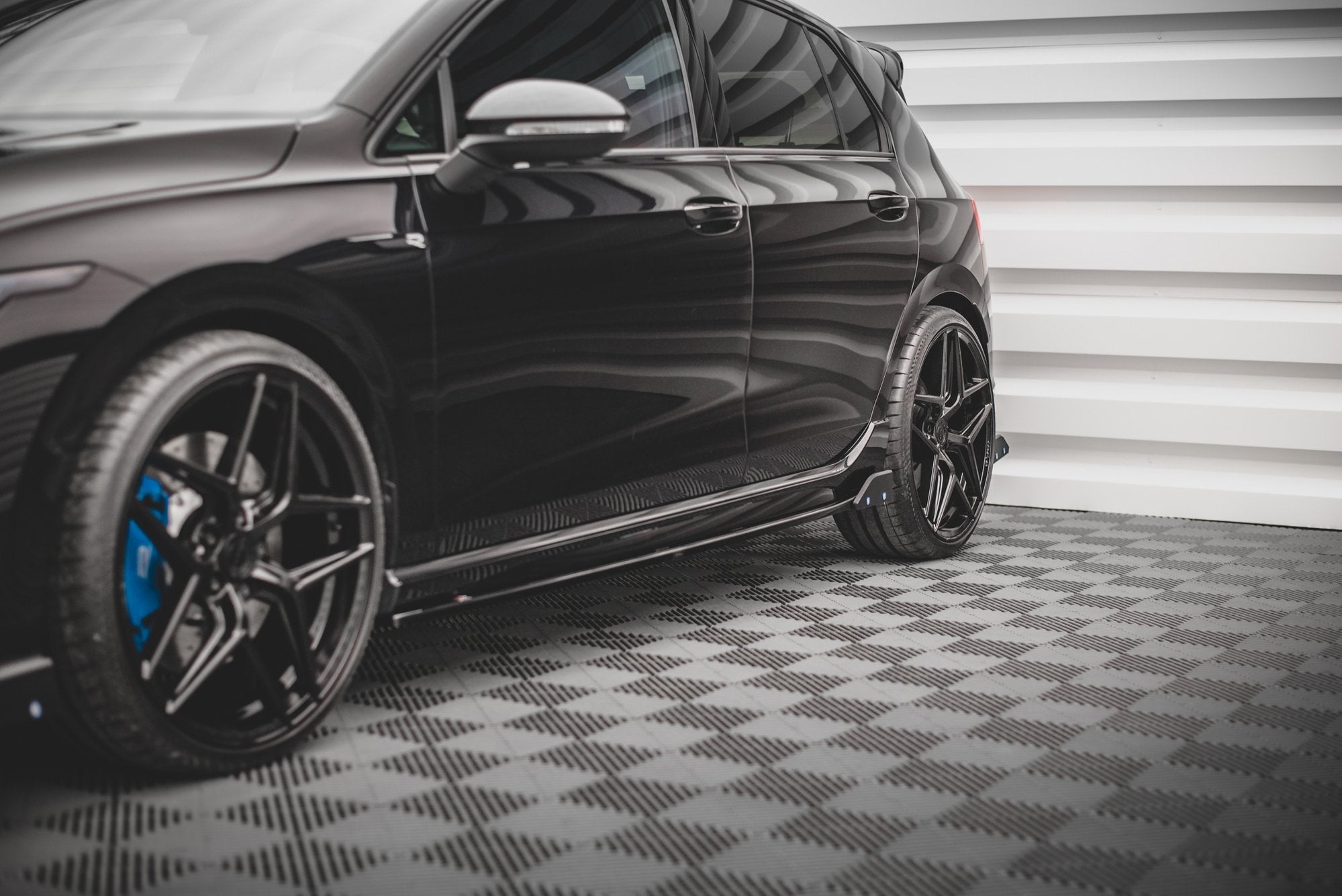 pol pl dokladki progow v 2 flaps volkswagen golf r hatchback mk8 13044 7.jpg pol pl dokladki progow v 2 flaps volkswagen golf r hatchback mk8 13044 7.jpg