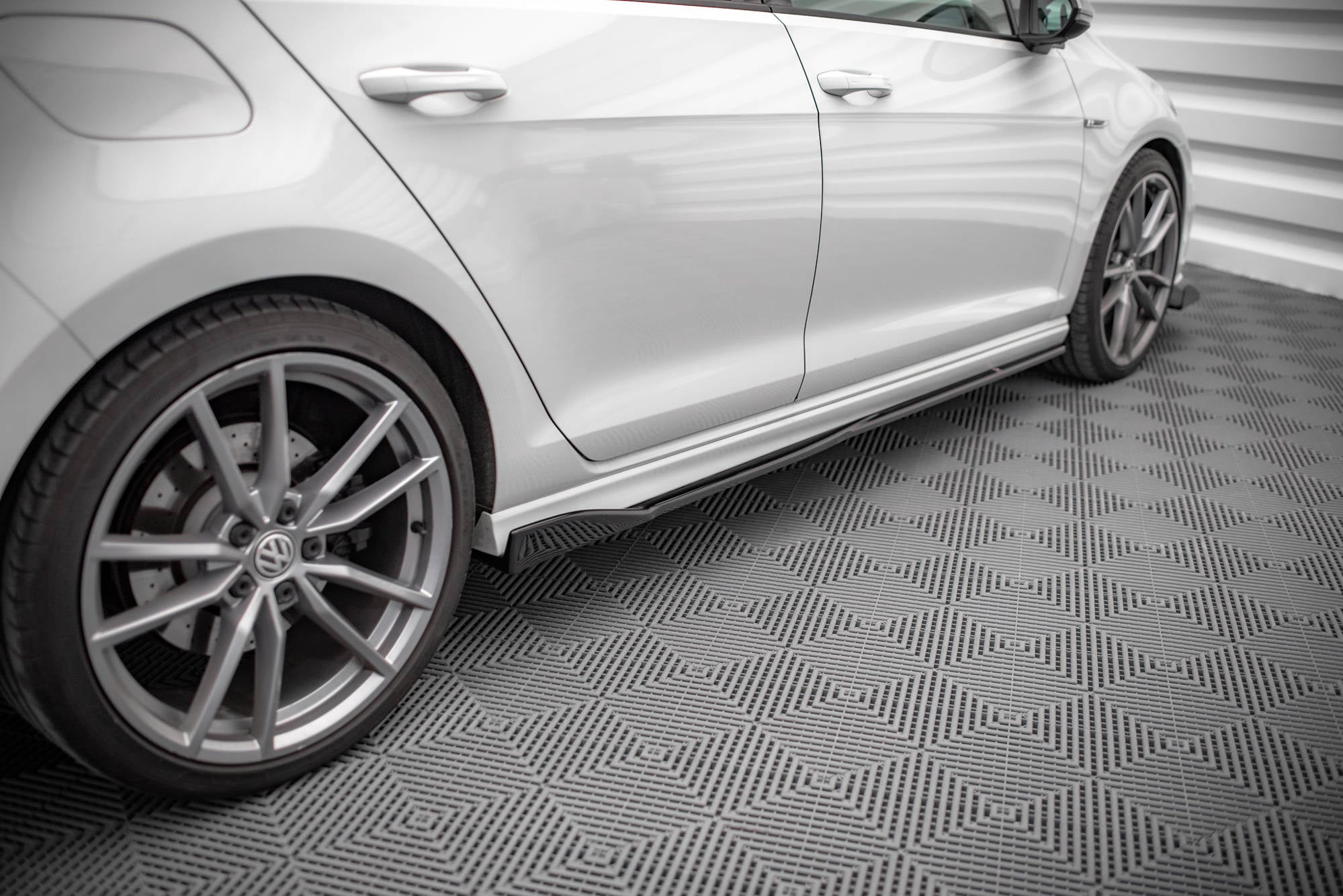 pol pl dokladki progow v 2 volkswagen golf r r line mk7 14310 6.jpg pol pl dokladki progow v 2 volkswagen golf r r line mk7 14310 6.jpg