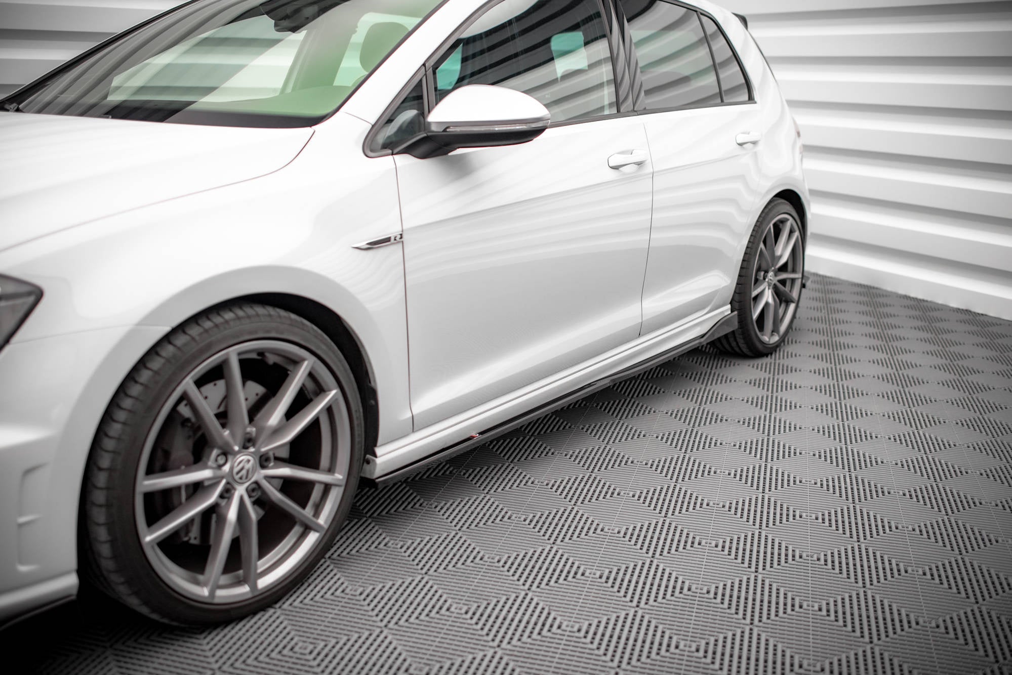 pol pl dokladki progow v 2 volkswagen golf r r line mk7 14310 7.jpg pol pl dokladki progow v 2 volkswagen golf r r line mk7 14310 7.jpg