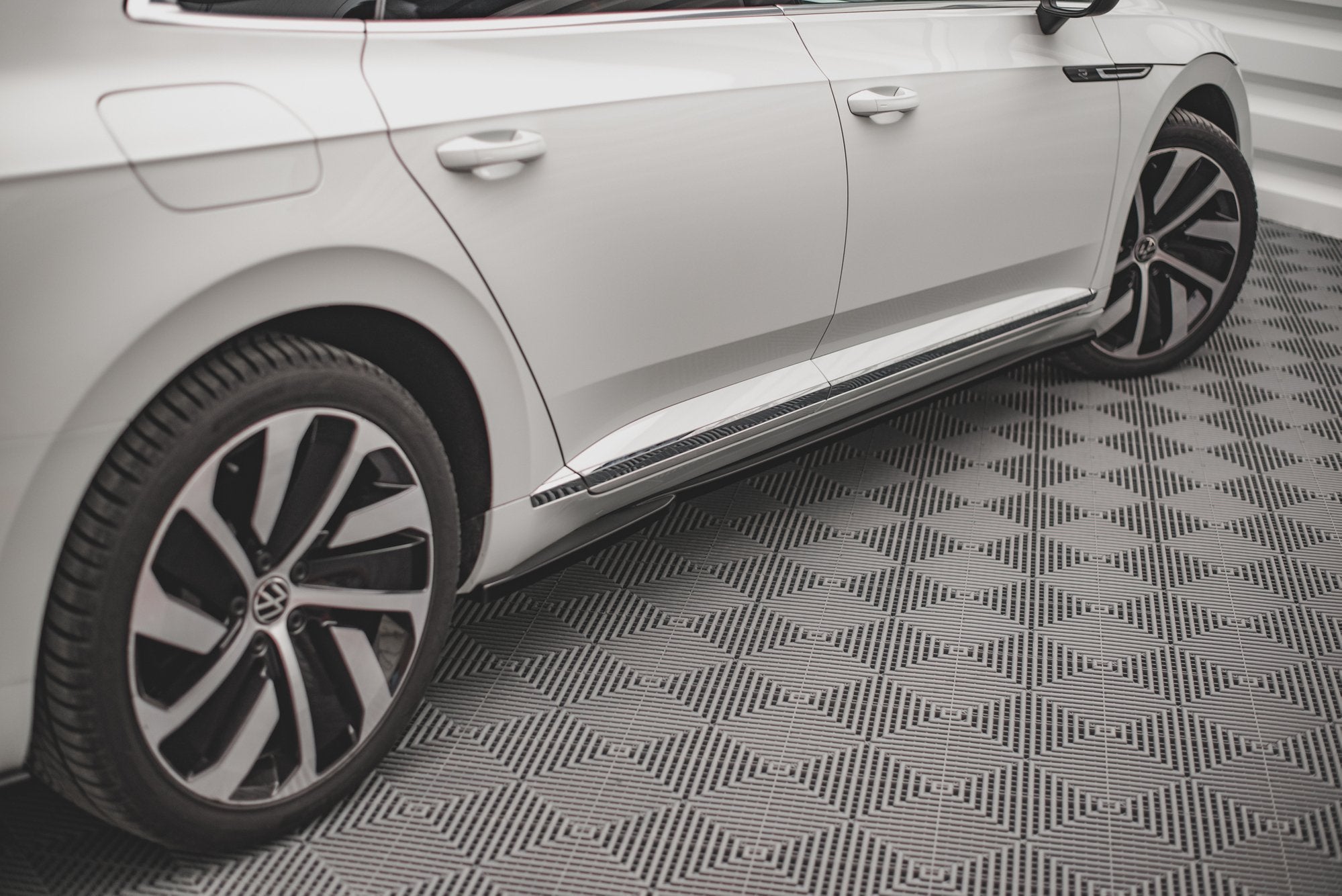 pol pl dokladki progow volkswagen arteon r r line sedan shooting brake mk1 facelift 13533 6.jpg pol pl dokladki progow volkswagen arteon r r line sedan shooting brake mk1 facelift 13533 6.jpg