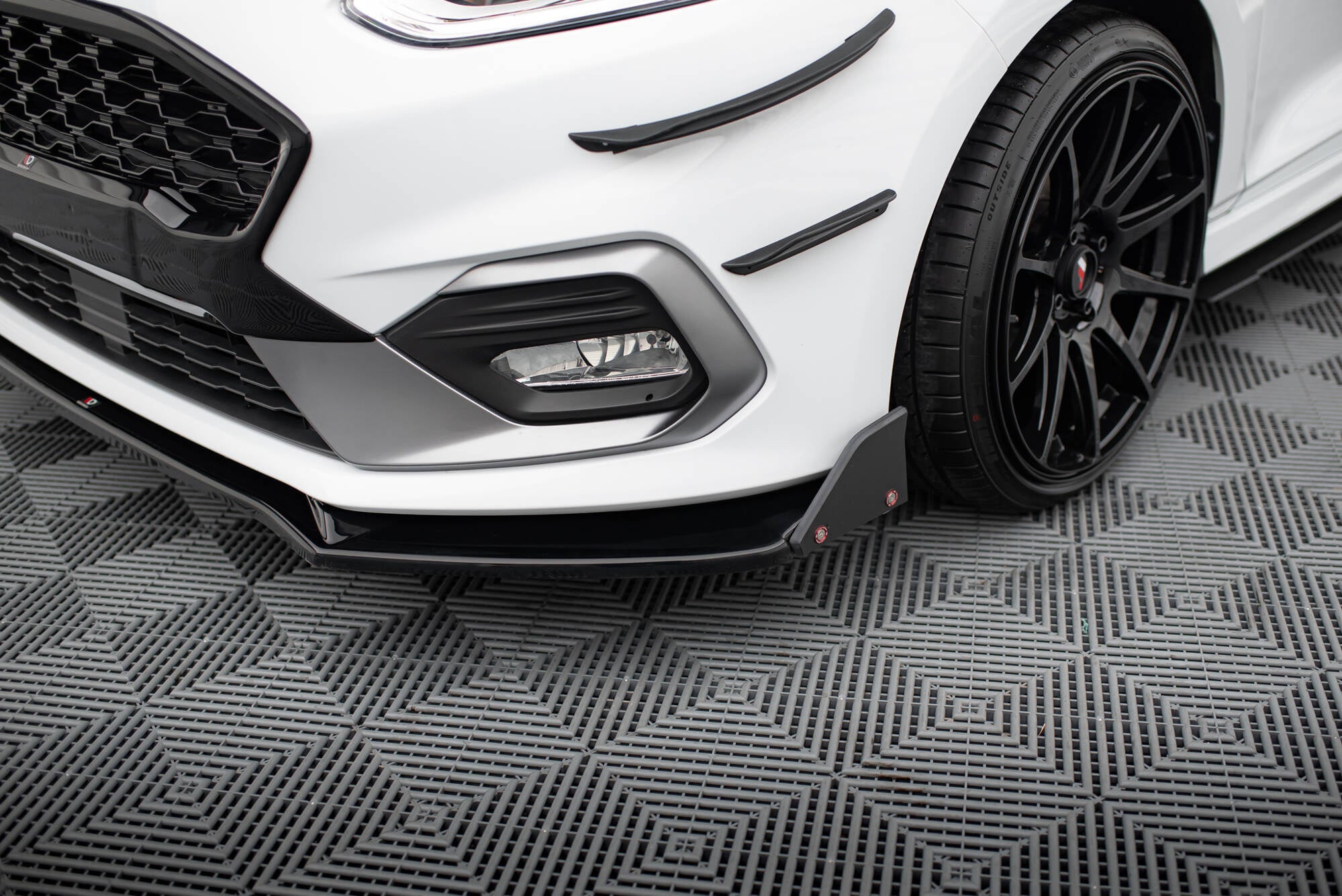 pol pl splitter przedni v 4 flaps ford fiesta st st line 14530 7.jpg pol pl splitter przedni v 4 flaps ford fiesta st st line 14530 7.jpg