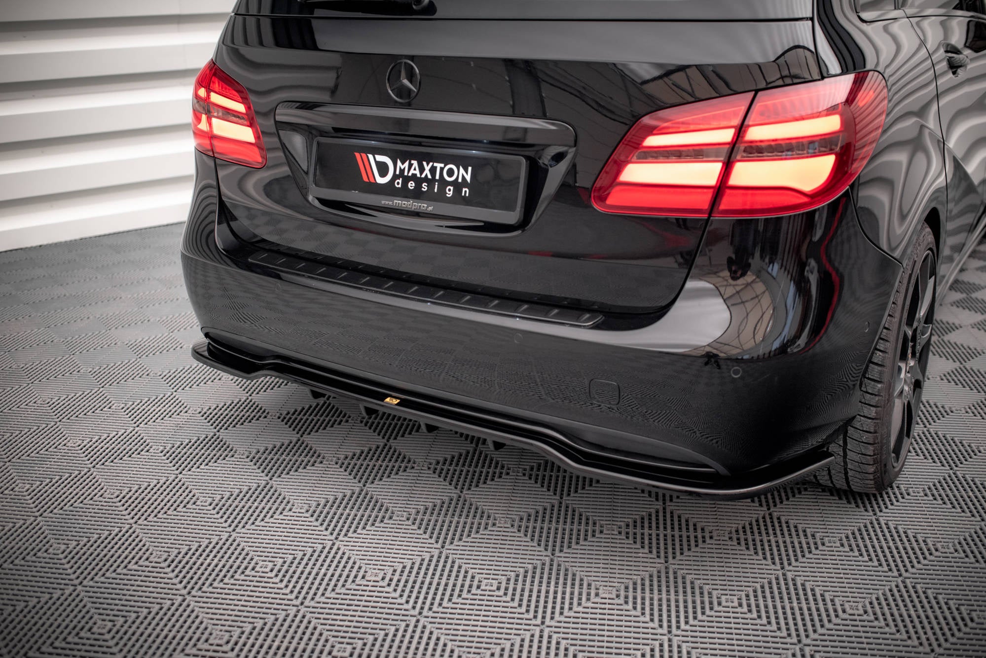 pol pl splitter tylny z dyfuzorem mercedes benz b w246 facelift 16829 4.jpg pol pl splitter tylny z dyfuzorem mercedes benz b w246 facelift 16829 4.jpg