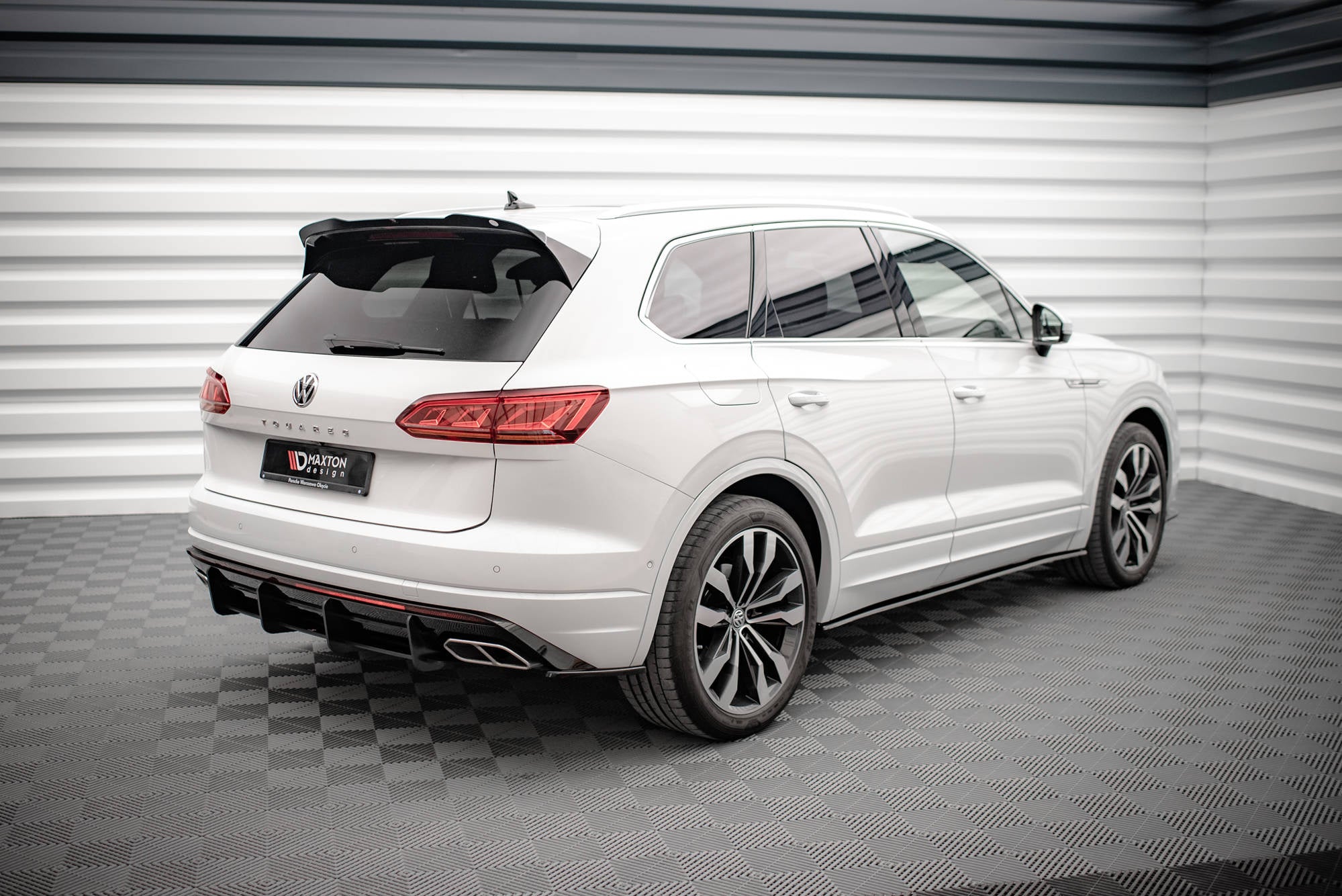 pol pl splittery tylne boczne volkswagen touareg r line mk3 15486 4.jpg pol pl splittery tylne boczne volkswagen touareg r line mk3 15486 4.jpg
