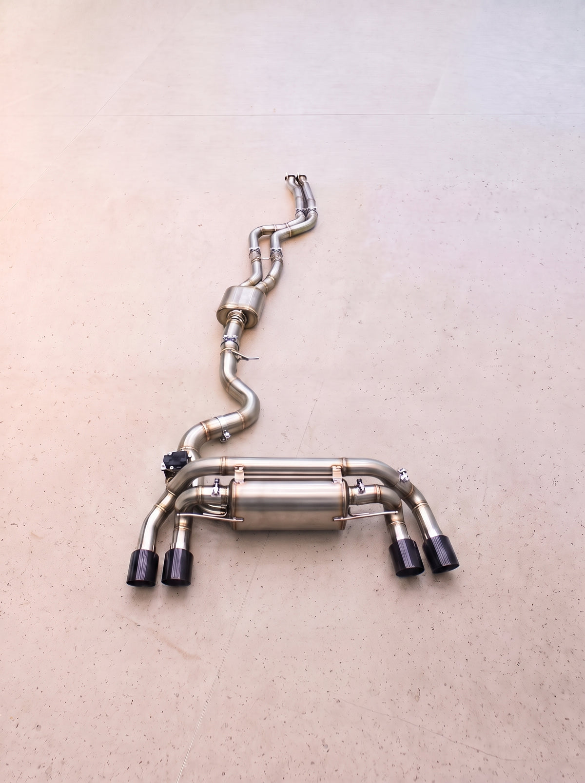 výfukový systém s klapkami rog® — bmw 1m n54 3.0t (2011–2012) Výfukový systém s klapkami ROG® — BMW 1M N54 3.0T (2011–2012)