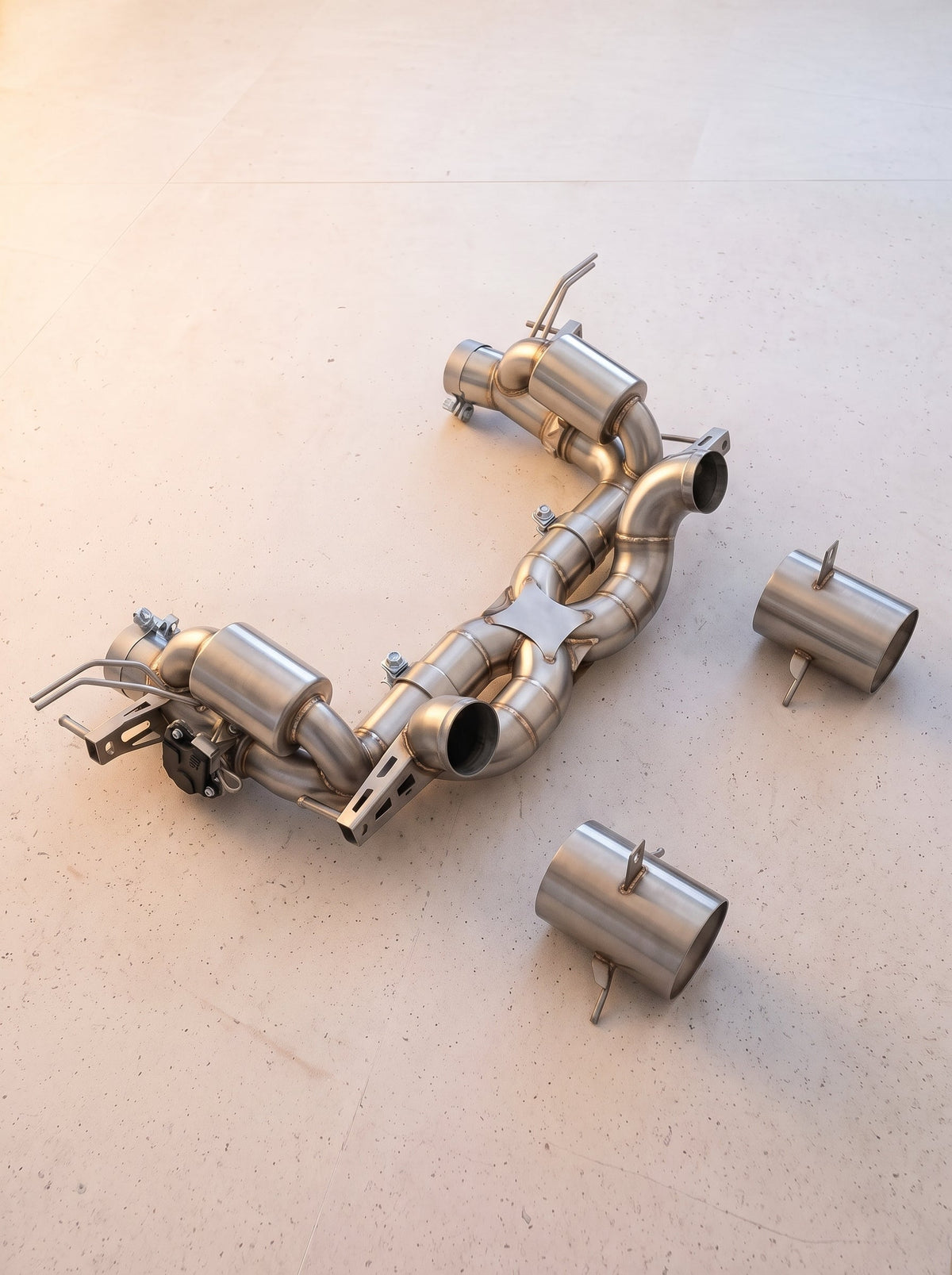 výfukový systém s klapkami rog® — ferrari roma v8 (2020+) Výfukový systém s klapkami ROG® — Ferrari Roma V8 (2020+)
