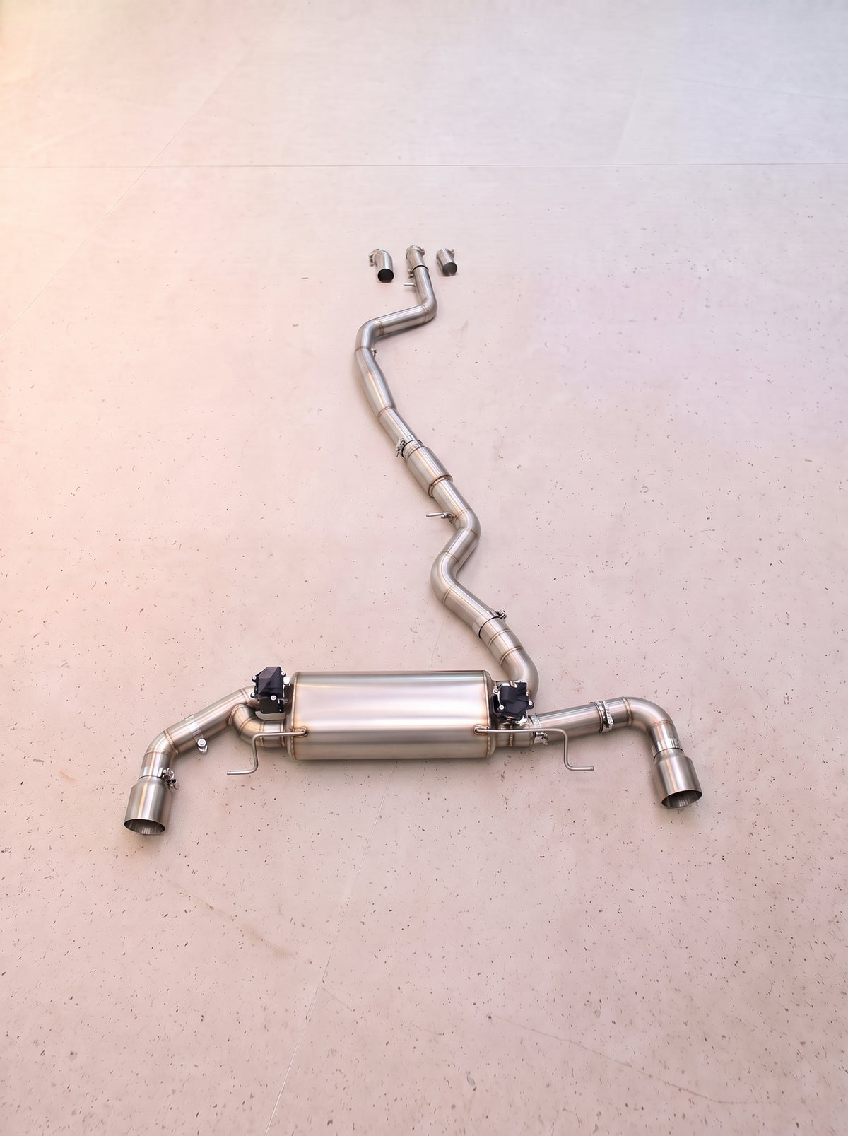 výfukový systém s klapkami rog® — bmw 230i b48 g42 2.0l (2024) Výfukový systém s klapkami ROG® — BMW 230i B48 G42 2.0L (2024)