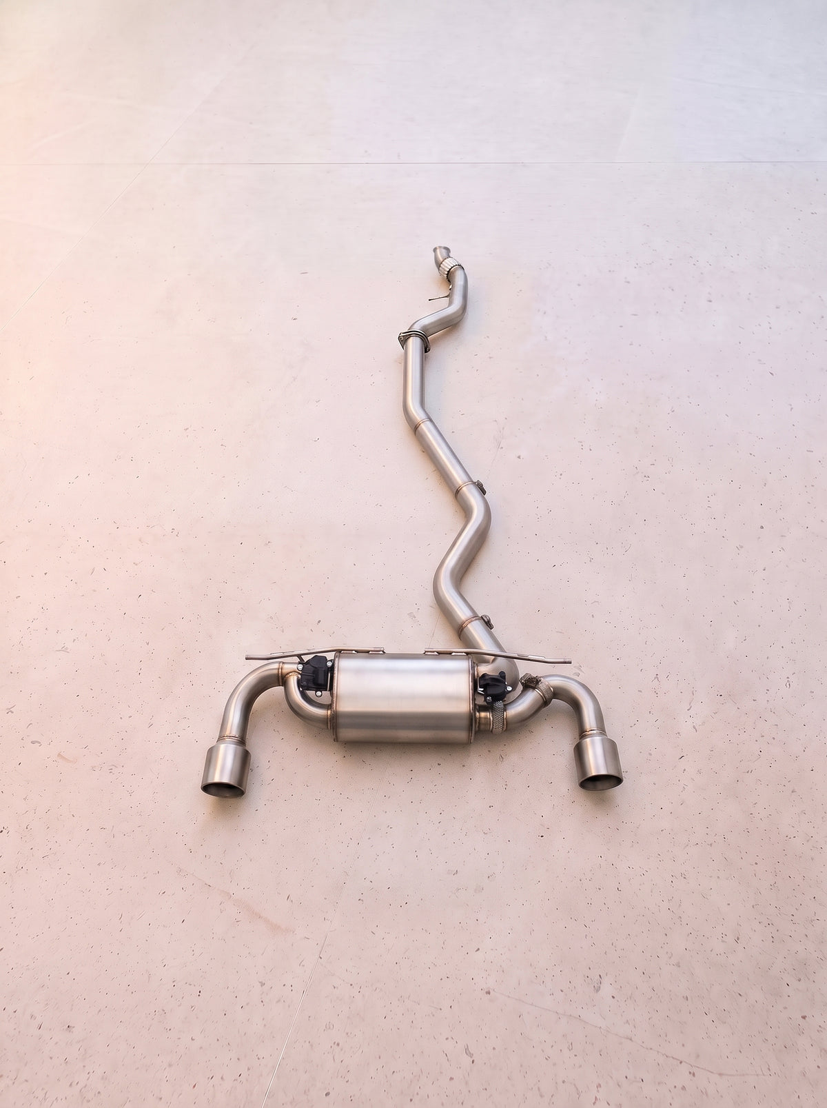 výfukový systém s klapkami rog® — bmw m135i n55 3.0t (2013–2016) Výfukový systém s klapkami ROG® — BMW M135i N55 3.0T (2013–2016)