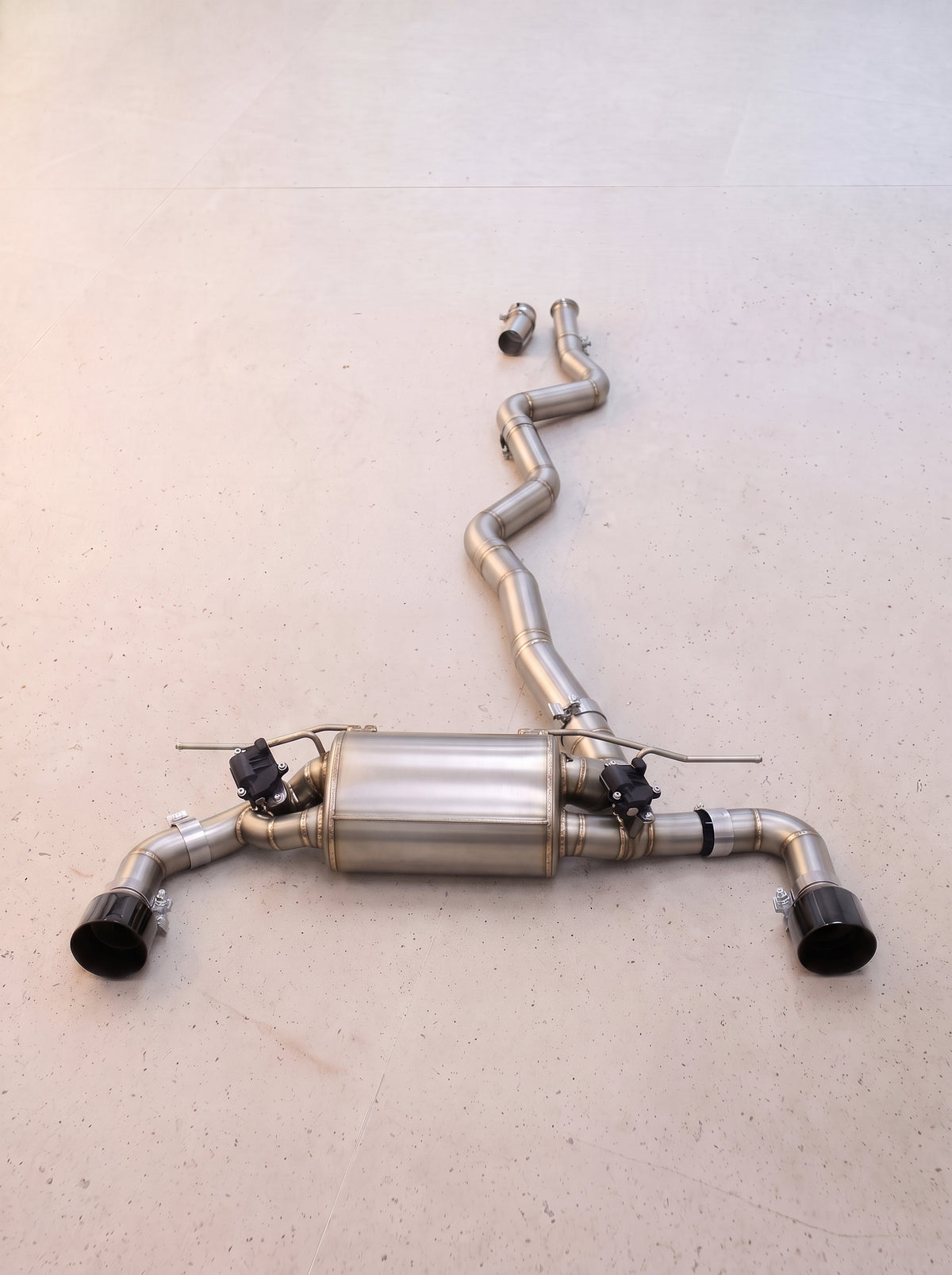 výfukový systém s klapkami rog® — bmw m140i b58 f20 3.0t (2017–2019) Výfukový systém s klapkami ROG® — BMW M140i B58 F20 3.0T (2017–2019)