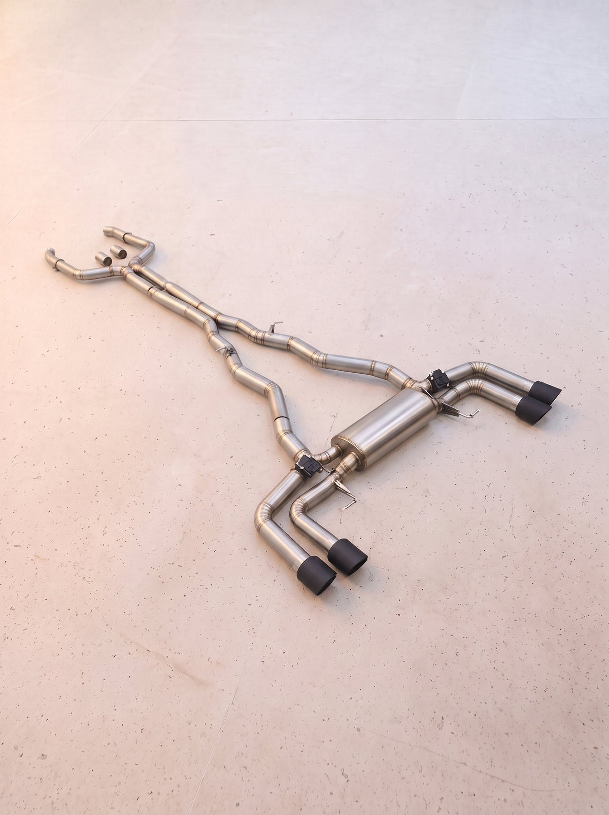 výfukový systém s klapkami rog® — bmw m850i g14 / g15 / g16 4.4tt (2020–2023) Výfukový systém s klapkami ROG® — BMW M850i G14 / G15 / G16 4.4TT (2020–2023)