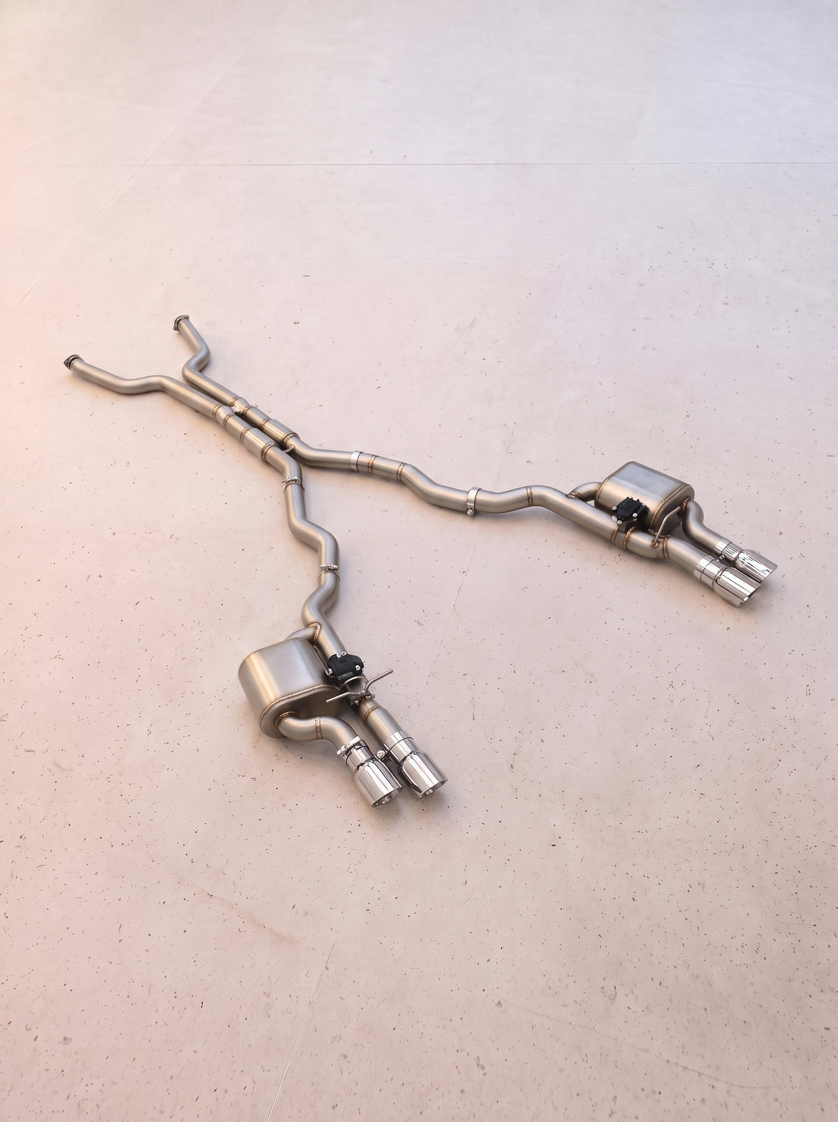 výfukový systém s klapkami rog® — bmw m6 e63 v10 5.0l (2006–2010) Výfukový systém s klapkami ROG® — BMW M6 E63 V10 5.0L (2006–2010)